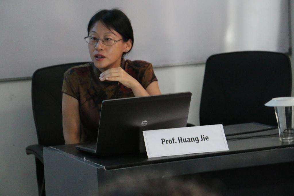 凯大孔子学院黄洁院长在研讨会上作专题发言