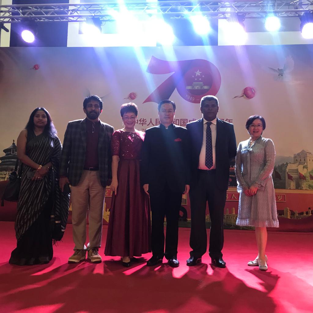 中国驻斯里兰卡大使程学源与夫人和凯拉尼亚大学校长西马辛哈教授、人文学院院长帕曲克教授、孔子学院外方院长柯玛丽博士、中方院长王晚霞副教授合影