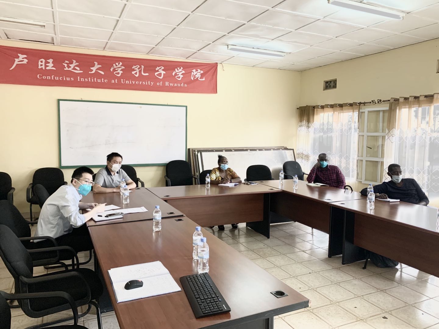 三方代表观看卢大孔院形象宣传片